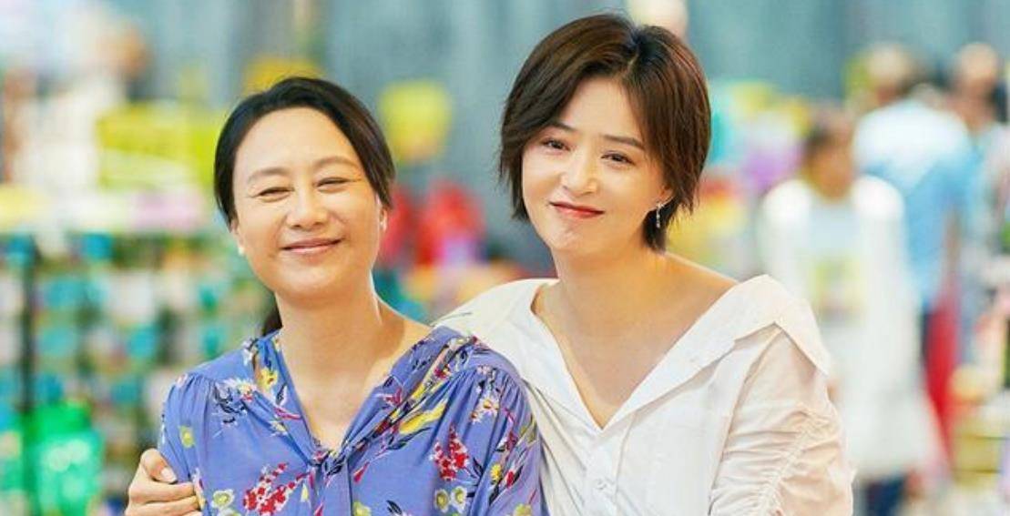 脖颈|《小舍得》蒋欣的3个穿衣雷区，骨架大的女生千万别踩，真的显胖