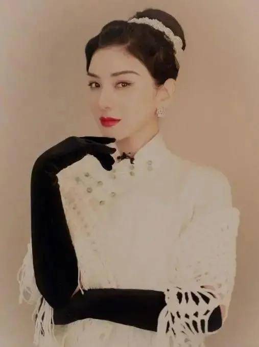 黄奕|43岁黄奕天生古典美，穿旗袍优雅又矜贵，同框林小宅也不输气质！