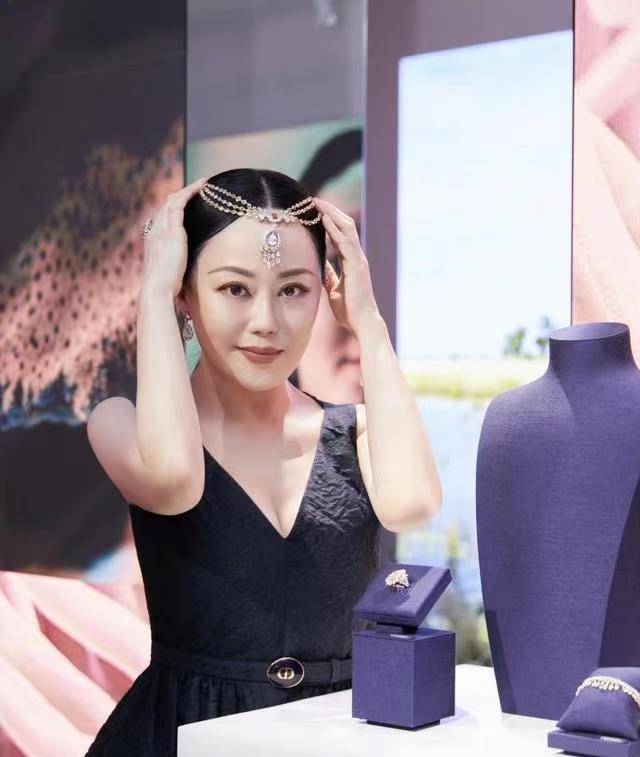 设计|章小蕙自带名媛气质,微胖身材穿小黑裙更迷人,一看就是高级贵妇