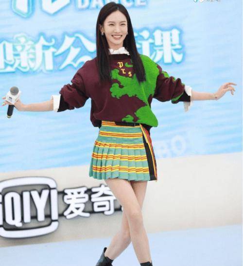 设计|金晨也太瘦了吧？穿吊带连衣裙露出纸片身材，幸好有气质撑着