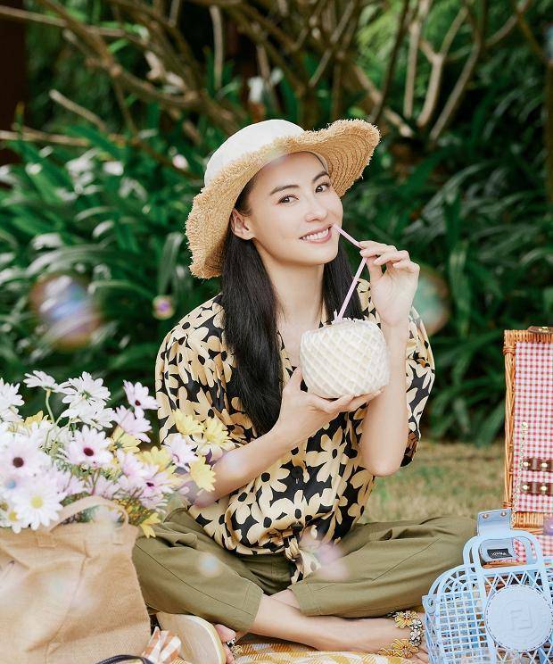 光头|与撒贝宁一家偶遇,龙凤胎儿子首次光头亮相,穿雏菊装胖到没脖子