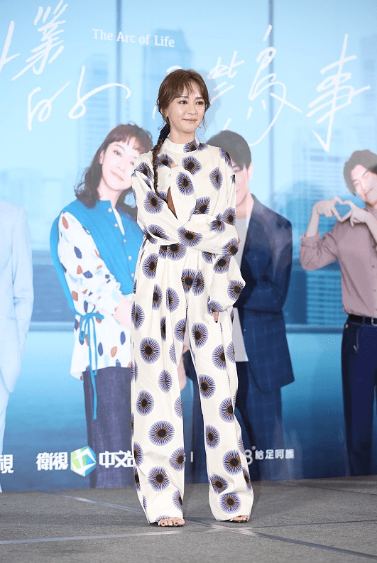 显得|陈意涵的长相真招人喜欢，都38岁了还有张“少女脸”，穿花衣真嫩
