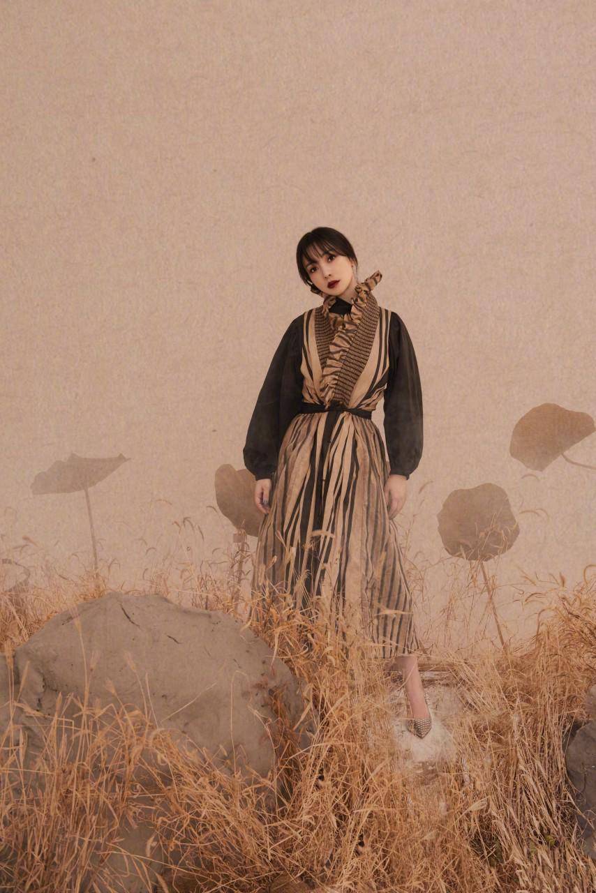 御姐|40岁柳岩走冷艳御姐风,湿发出镜妩媚动人,穿白西装裙好干练