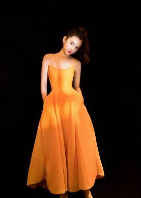 哪吒|宋祖儿的短裙出镜，小哪吒化身长腿女神，满屏的少女感！