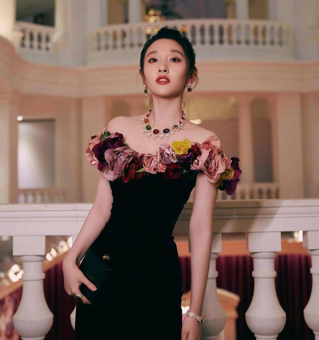 小腹|唐艺昕被疑怀二胎，穿连衣裙室外跳舞，小腹隆起明显引猜测