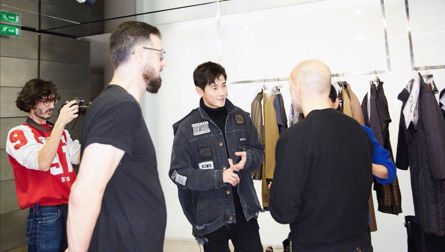 显得|罗晋低调演戏做人,休闲穿搭显魅力,瞬间提升时尚感