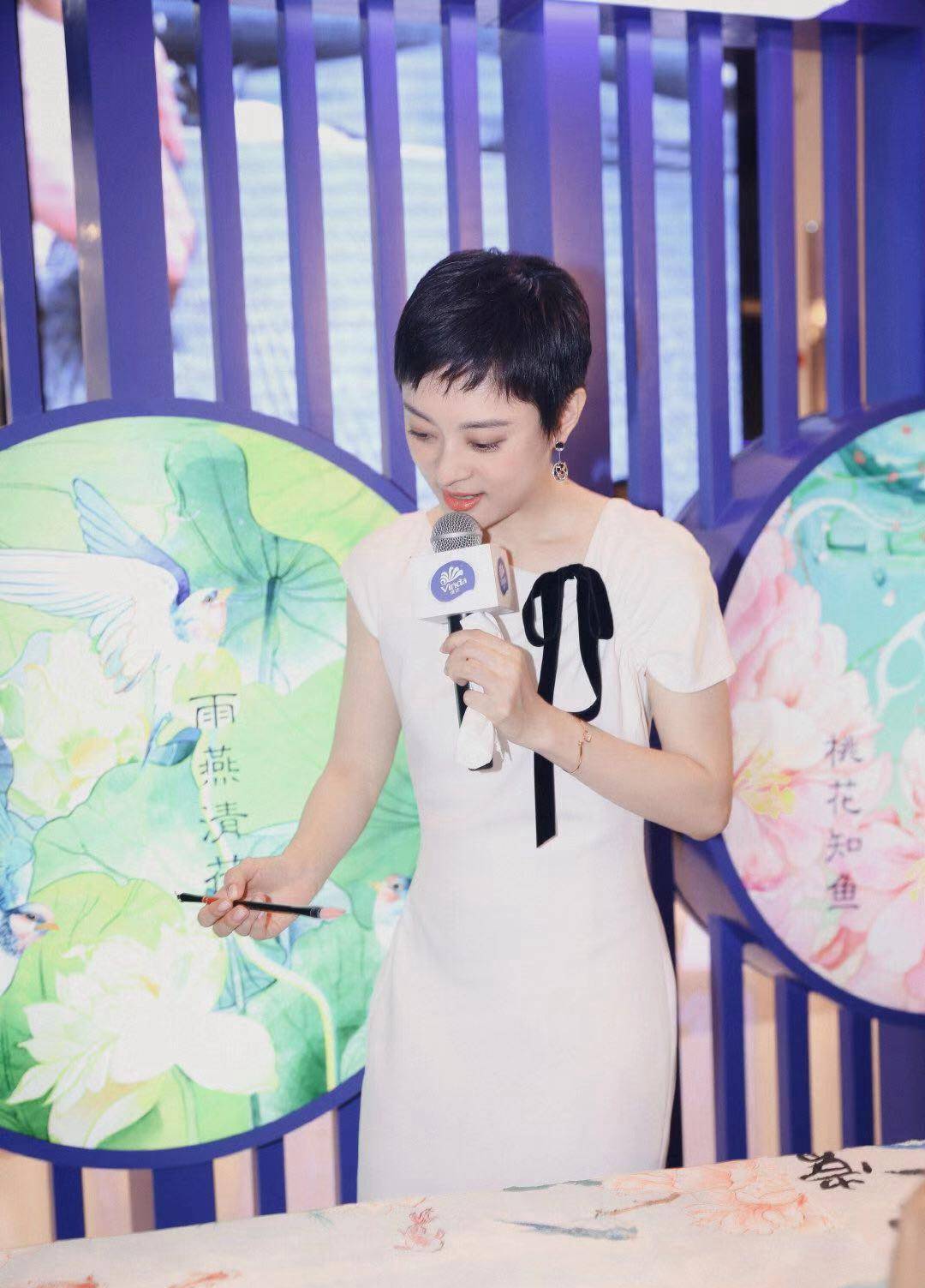 系上|孙俪穿小白裙知性优雅,系上蝴蝶结绑带,美得不像37岁俩娃妈!