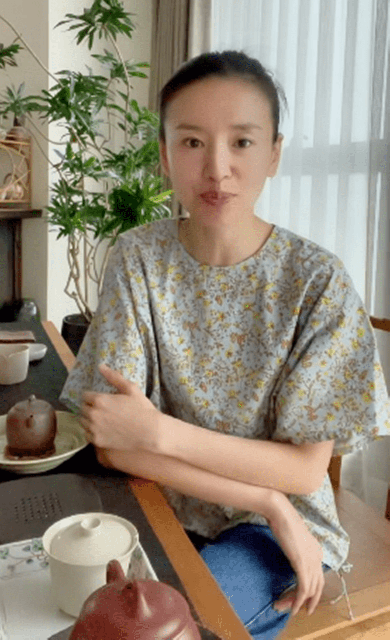 显得|董洁蹲地整理行李被拍，眼袋下垂严重，但扎丸子头气质清纯！