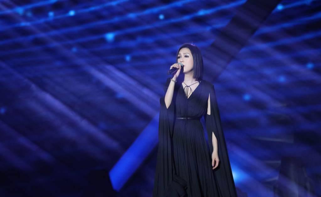 黑色|46岁杨千嬅美出天际，穿黑色长裙大秀曲线，身材让你羡慕