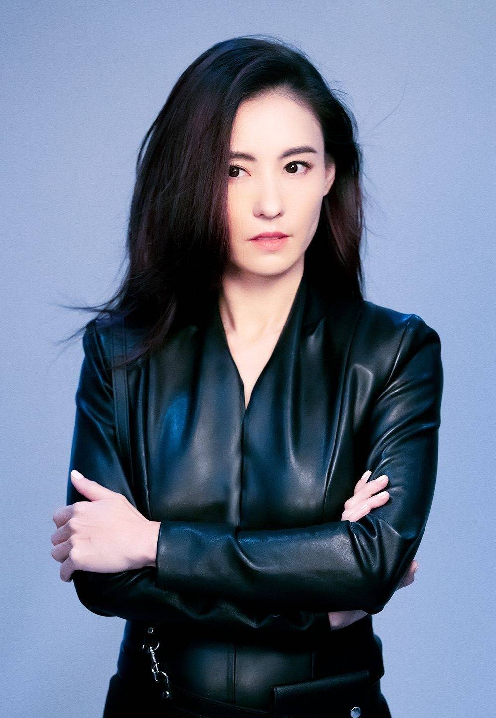 金色|40岁张柏芝重回颜值巅峰,穿金色西装裙复古时尚,少女感超吸睛