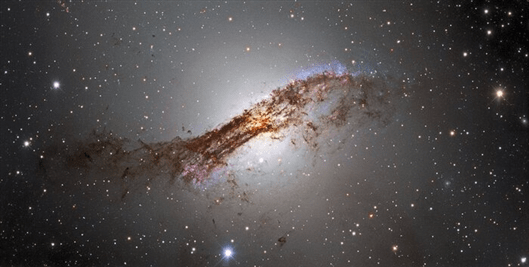恒星|?天文学家观测到半人马座α星系中心的“尘埃卷须”