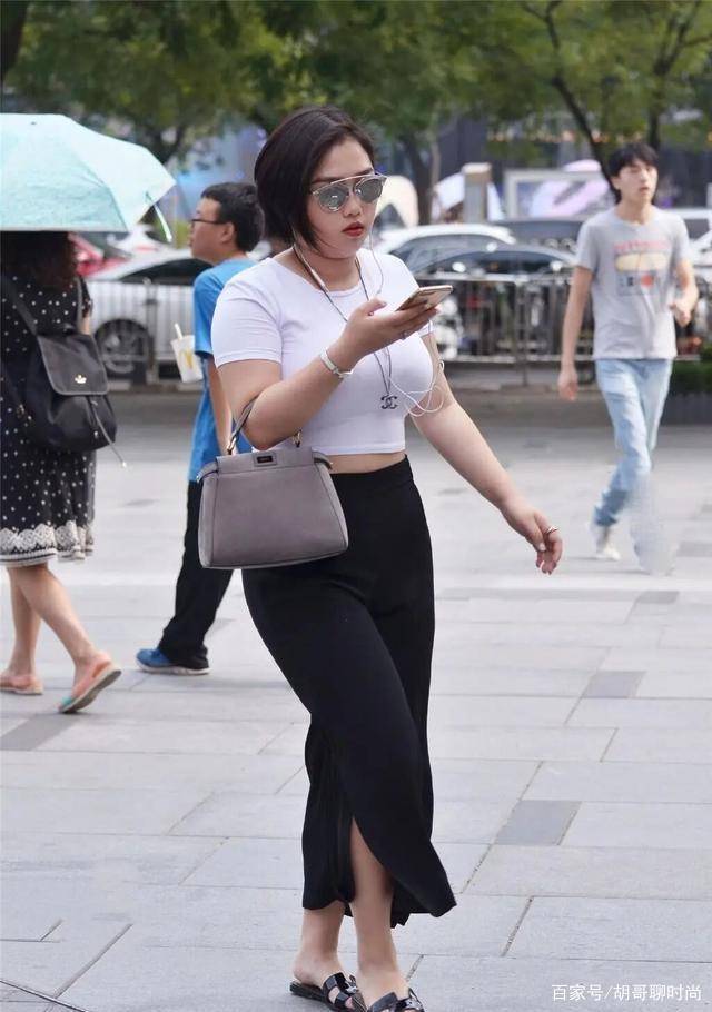 下半身|黑色露腰背心搭配白色封腰打底裤，提升搭配档次，展现完美身材