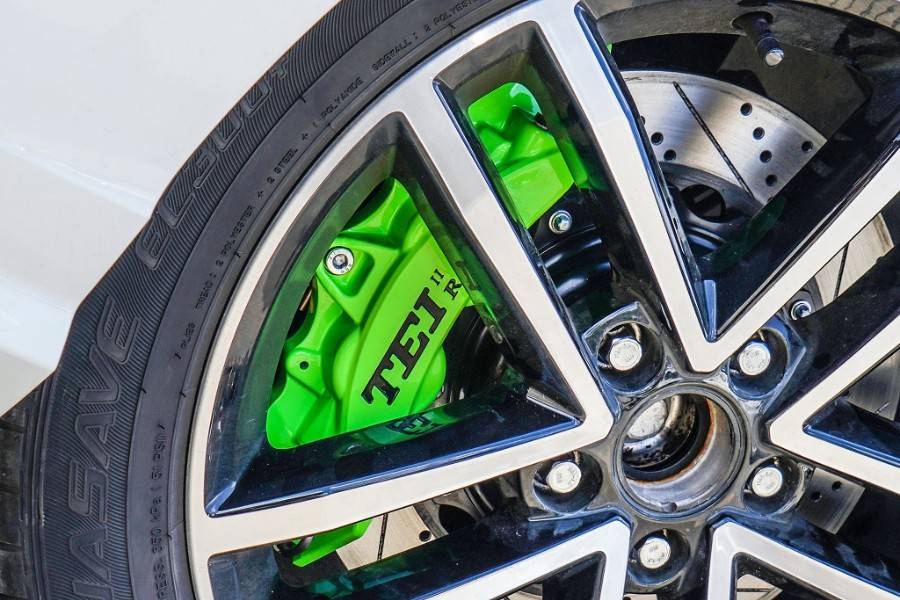 tei racing钢喉;前轮刹车套装:p40ns 绿色大四活塞卡钳,搭配355x28mm