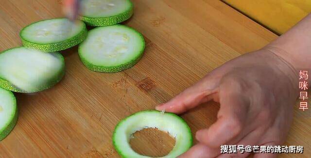 蔬菜|最近很火的懒人早餐饼,2块钱能做一大盘,少油健康,全家抢着吃