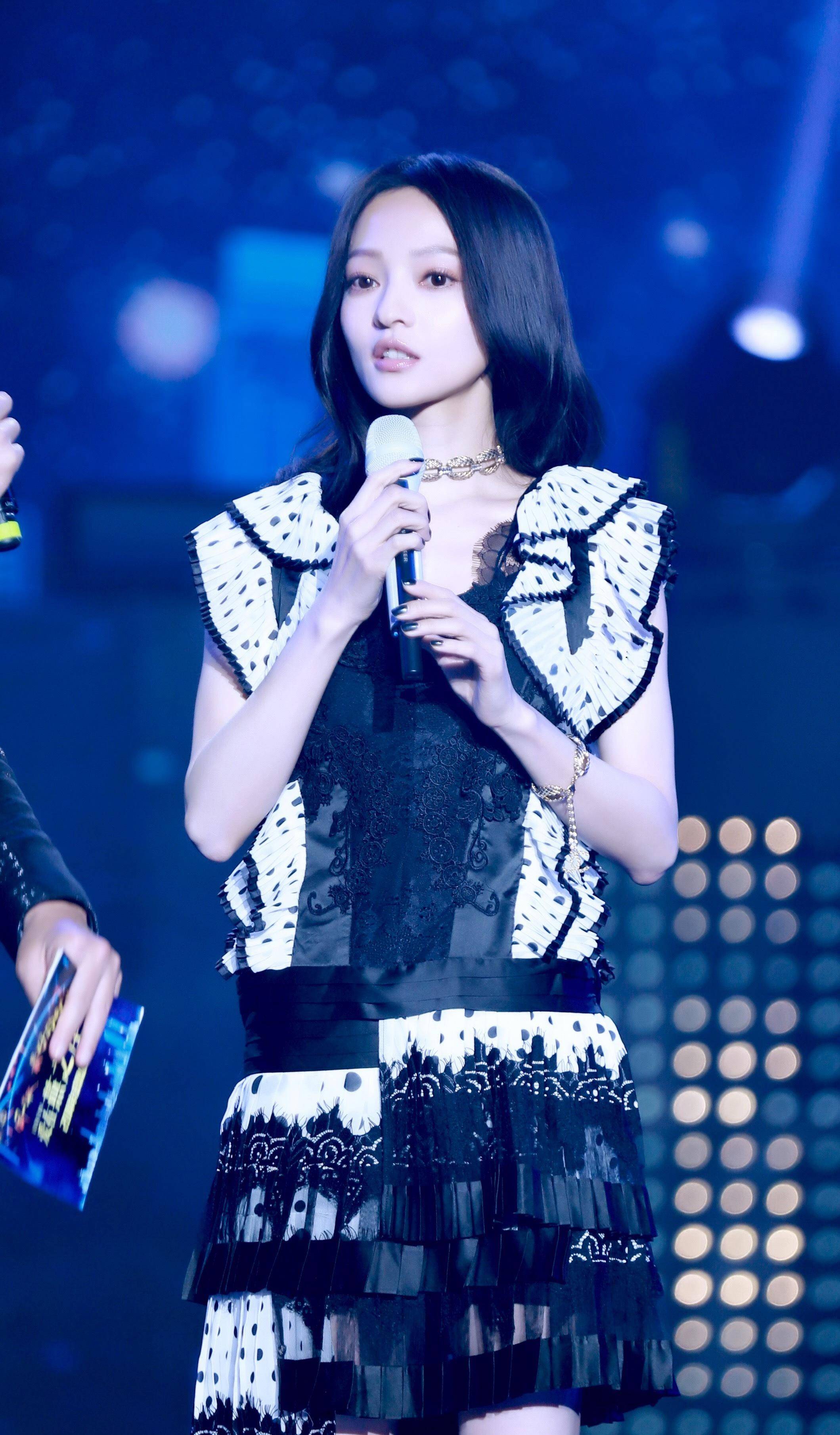 颜也|36岁张韶涵逆生长，少女裙减龄20岁，网友：美出了新高度