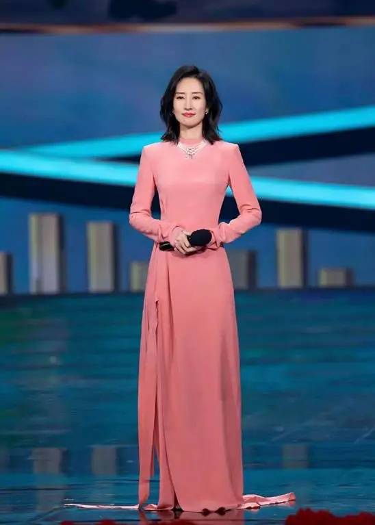 黑色|45岁刘敏涛状态真好,穿银色鱼尾裙典雅高贵,看背影就好心动