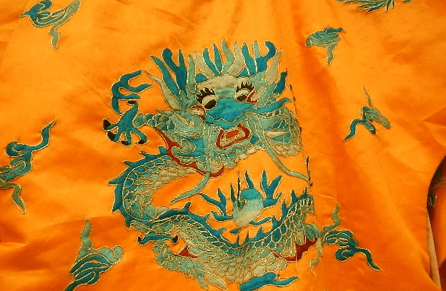 刺绣|历史上皇帝的龙袍不能水洗,那穿脏了怎么办?你可能想不到!