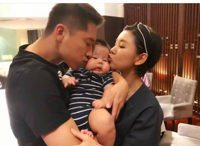 王雷|李小萌一家三口出游，二胎还在肚子里，雷蒙德却不愿爸爸抱着