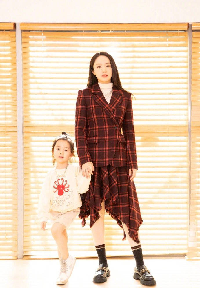 董璇|董璇独自带娃不易，母女穿亲子毛衣，但小酒窝还是越看越像高云翔