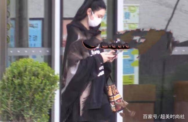 何猷君|奚梦瑶去医院做产检，隔天在芭莎派对穿紧身裙秀腰，身材圆润不少