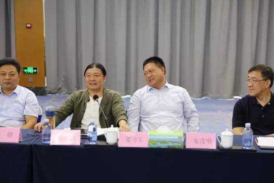 桃花岛艺术乡村文化旅游发展有限公司董事长董方军共同为"山东省媒体