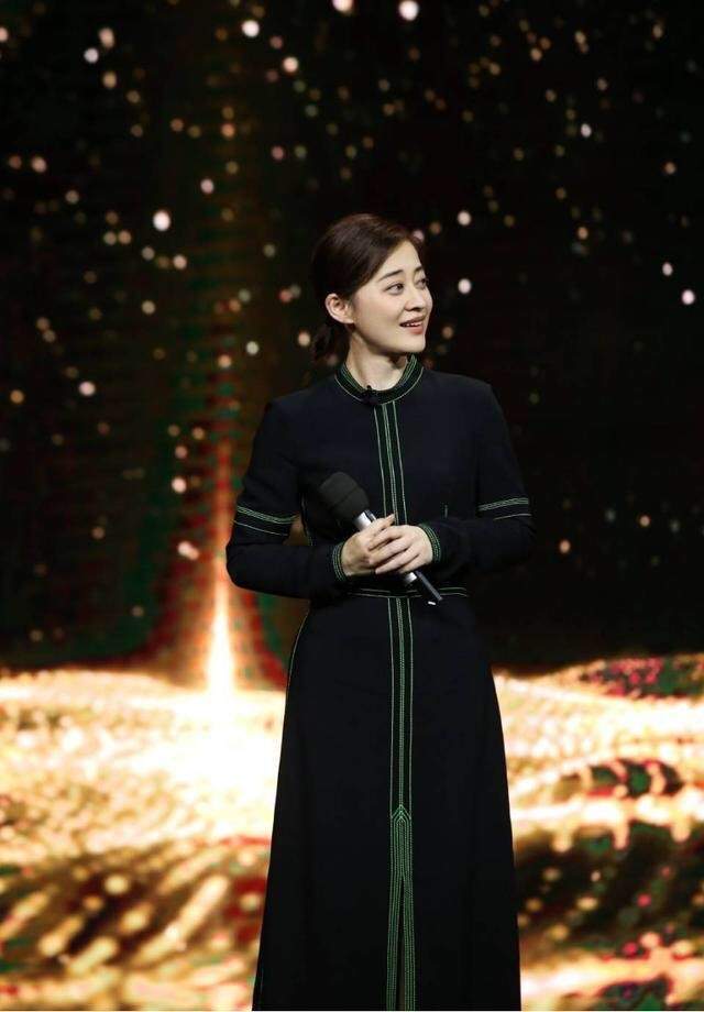 条纹|梅婷美出新高度，黑色条纹裙比模特还高级，妥妥的女性穿搭模板