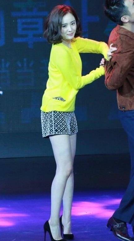 荧光|杨幂穿卫衣配短裤亮相，34岁仍然少女感十足，完全看不出生过孩子