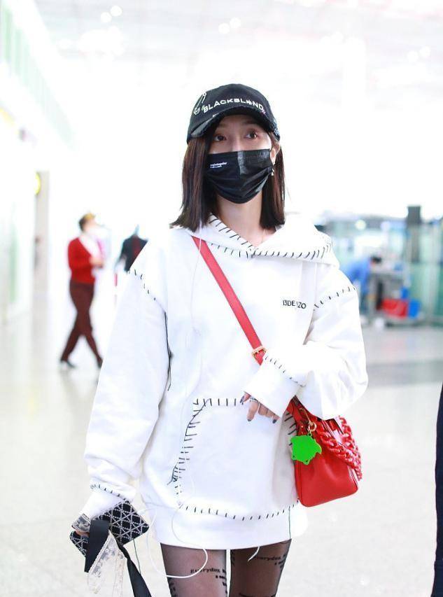 青春|?吴宣仪带火了一种穿法，叫“卫衣+丝袜”，青春时髦中带着潮酷风