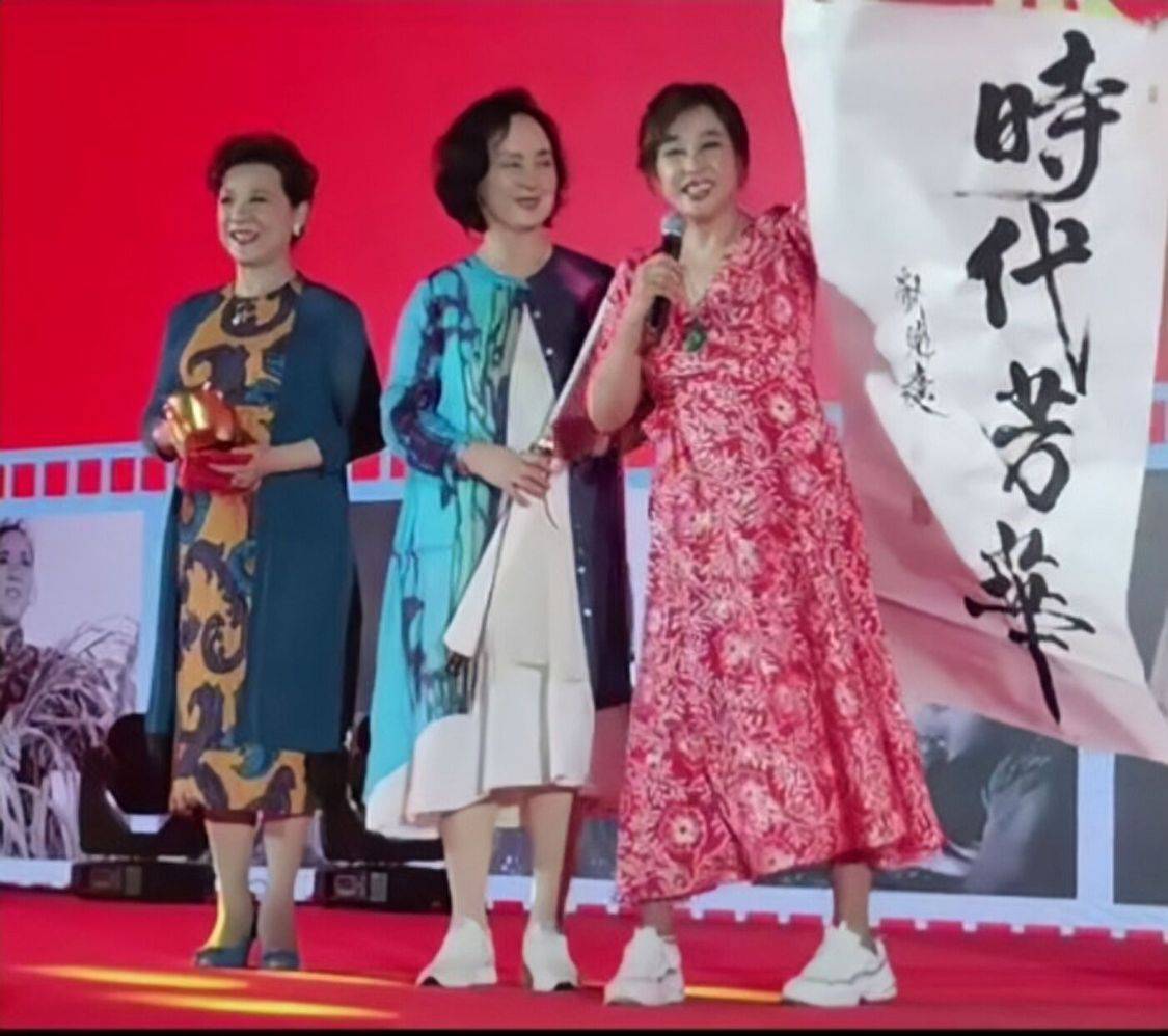 裙子|王馥荔74岁还很年轻漂亮，围七彩纱巾出镜，表情不僵不硬很自然！