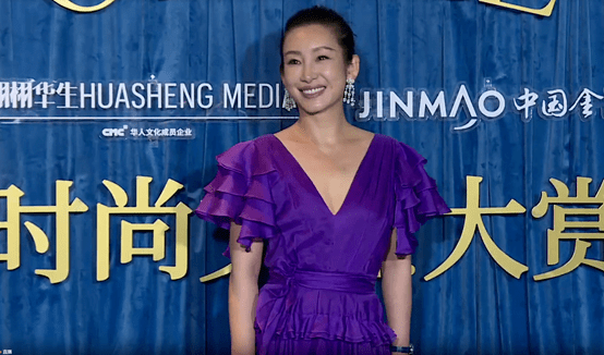 短发|中年女星红毯图鉴：52岁陶红性感敢穿，吴越短发温柔，陈数女王范