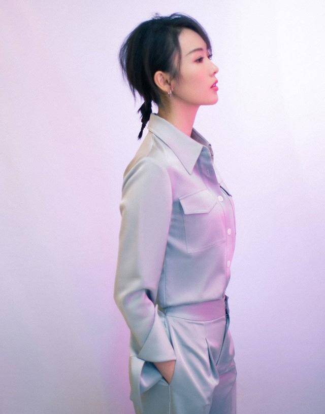 真丝|?童瑶现在真是既帅气又温柔，穿卡其色衬衫配亮片西装裤，看着好酷