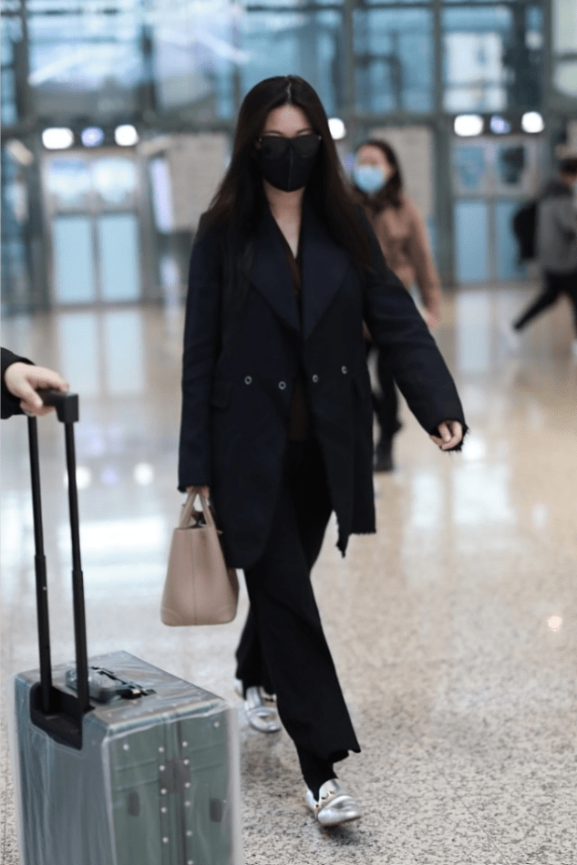 朱珠|怀孕的朱珠身材也挺好，穿宽松西装也难掩纤细感，配平底鞋显腿长