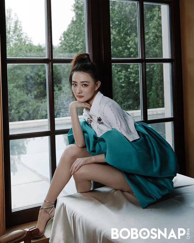 黑色|25岁徐璐打破少女风格,波点上衣搭配黑色皮裤,造型感十足