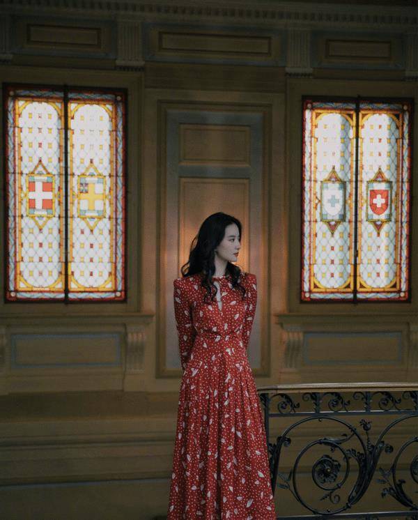 好身材|?又被刘亦菲惊艳了，挑战二次元粉发造型，又甜又酷令人心动