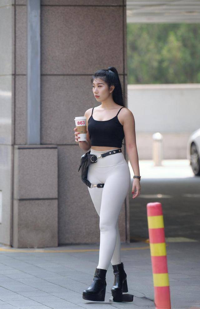 颜色|姐姐小姐的白色背心搭配绿色瑜伽裤清爽高挑,真的很美