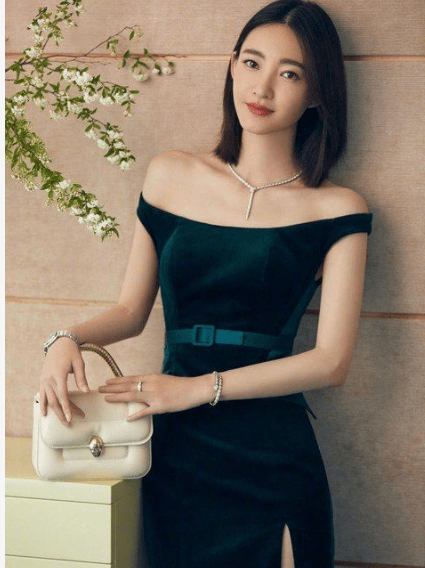 锁骨|36岁王丽坤晒最新照，穿吊带裙秀精致锁骨，民族风情大片好惊艳