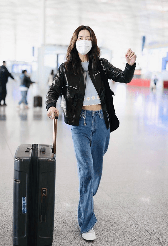 小白|刘雯高调走机场,脚踩香奈儿小白鞋,价值6千多比身上衣服贵一倍