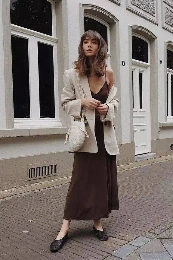 穆勒|别总穿高跟鞋啦！连衣裙＋平底鞋＝春季最简约大气的混搭cp！