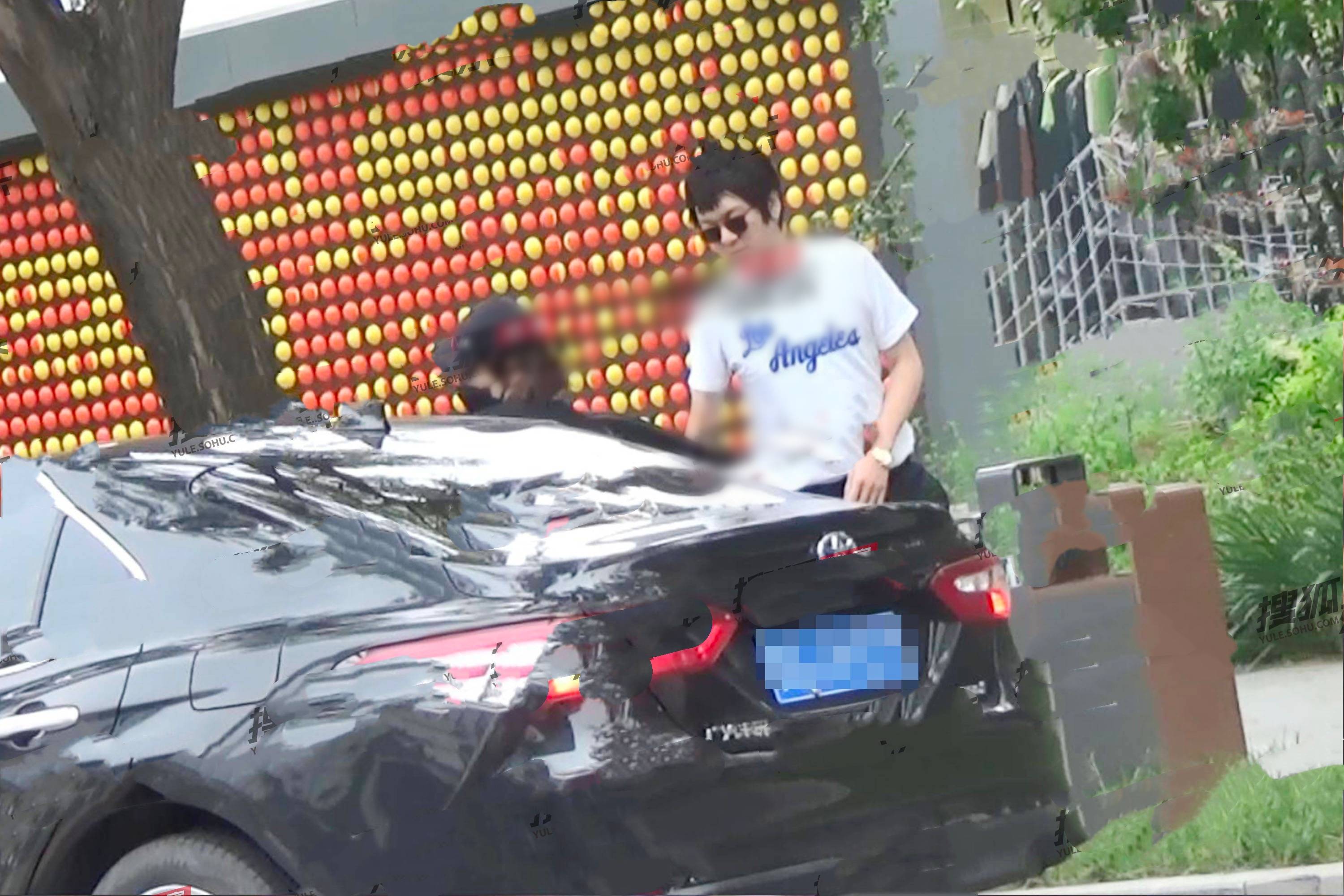 张哲轩|马思纯张哲轩再被拍，挽手出行像连体婴儿，开车回家似同居