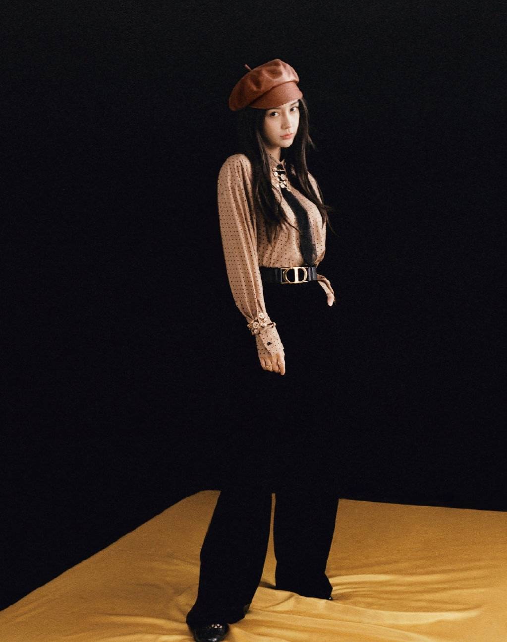 黑色|31岁杨颖真抢眼,穿卡其色波点衬衫复古典雅,一点不像做妈的人