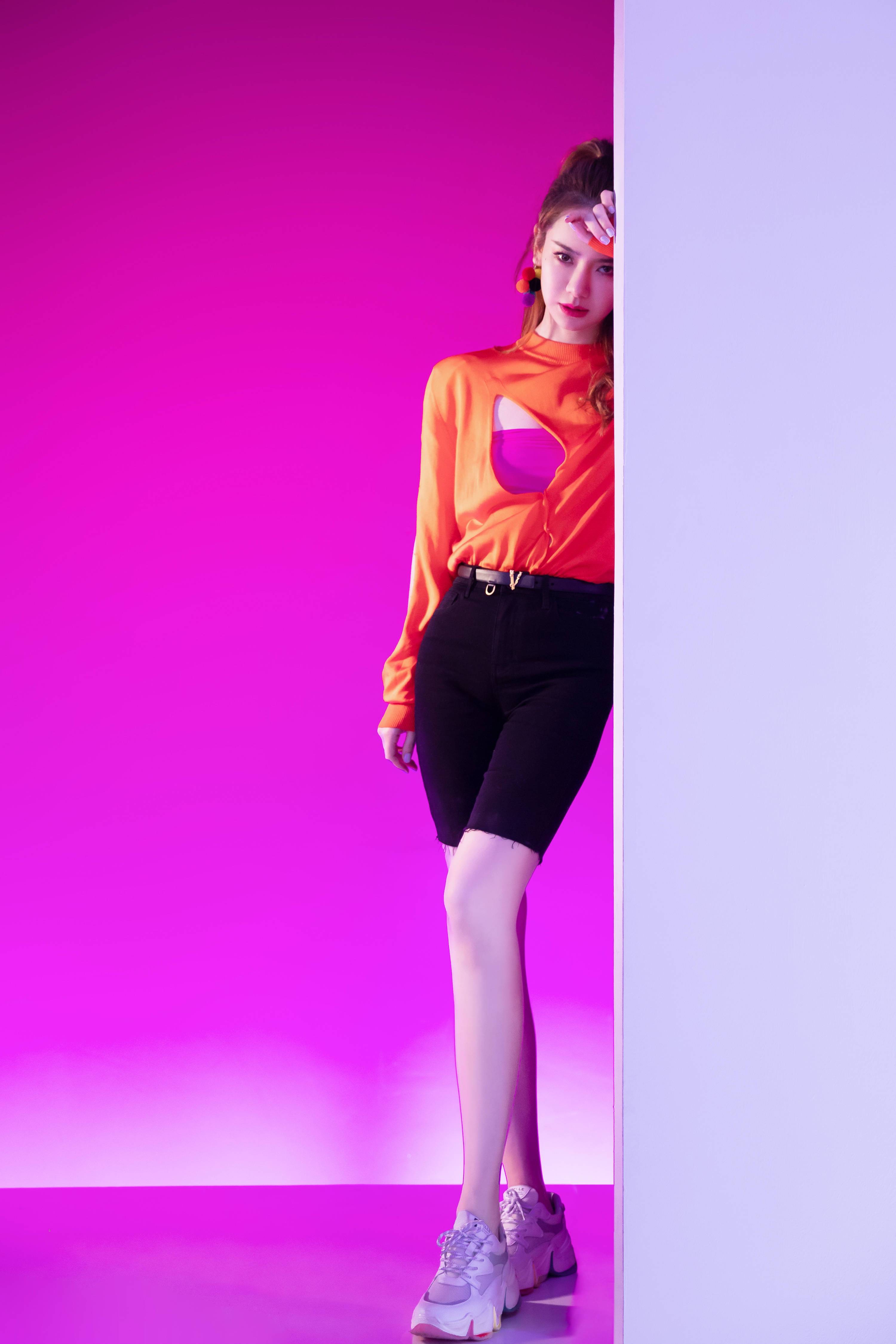 酷酷|35岁戚薇仿佛驻颜，复古黄格子裙身段妖娆，成熟魅惑超撩人！