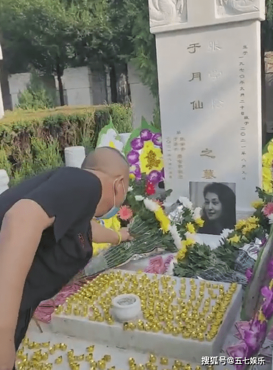 于月仙墓地上千多朵花不翼而飞?网友说出实情后,我有点愤怒