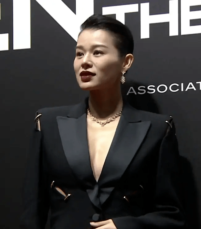 短发|中年女星红毯图鉴：52岁陶红性感敢穿，吴越短发温柔，陈数女王范