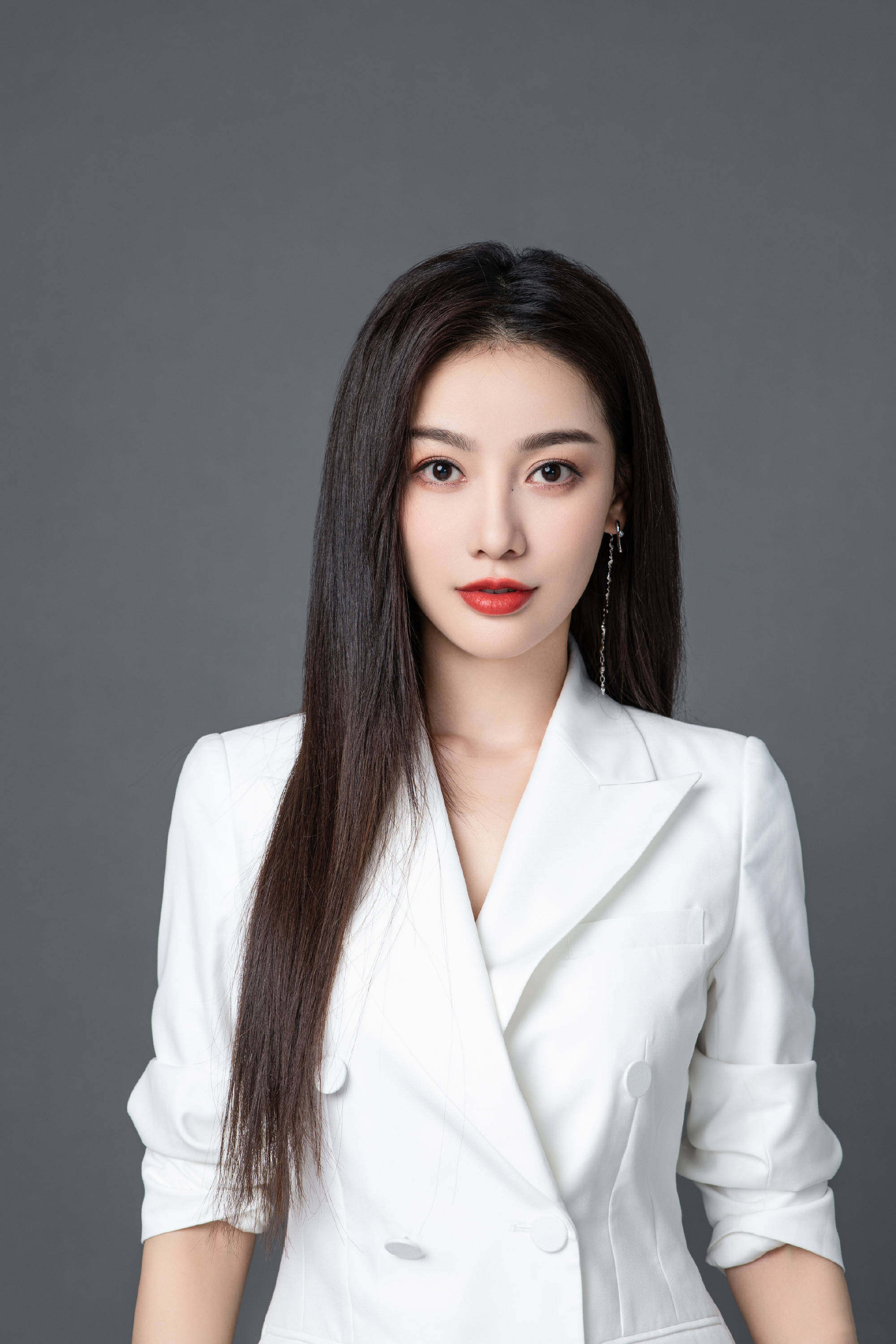氛围|扫黑风暴思思晒美照，穿西装御姐范十足，难怪7个女配她脱颖而出