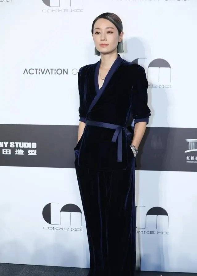 马伊琍|44岁马伊琍造型来袭，穿黑色开叉裙秀好身材，尽显成熟女人魅力