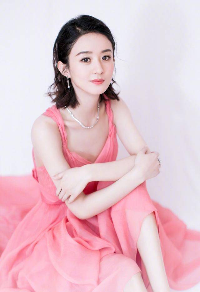 长发|赵丽颖白色连衣裙清新淡雅，蓄起长发更温柔了，33岁更知性了