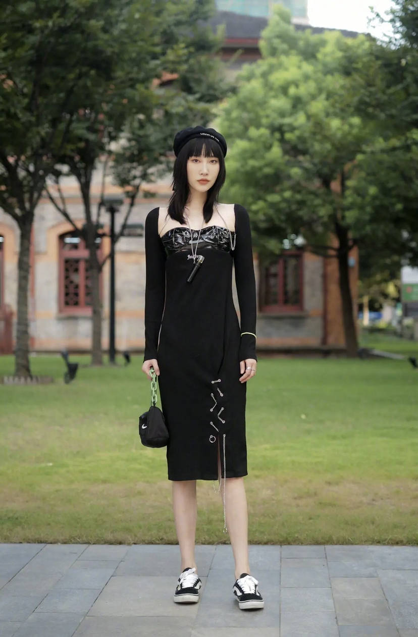 长度|今年突然火了一种穿法：过膝长裙＋低跟鞋，时髦高级还显腿长