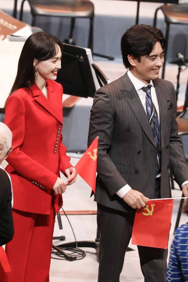 廓形|唐嫣私服要开挂！穿西装长裤学杨幂变潮人，一点不输“央视风”
