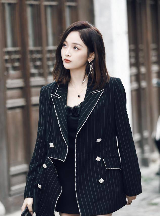 青春|?吴宣仪带火了一种穿法，叫“卫衣+丝袜”，青春时髦中带着潮酷风