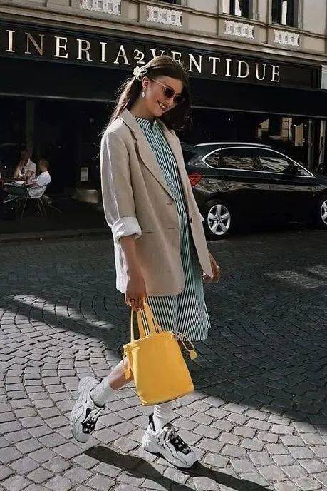 穆勒|别总穿高跟鞋啦！连衣裙＋平底鞋＝春季最简约大气的混搭cp！